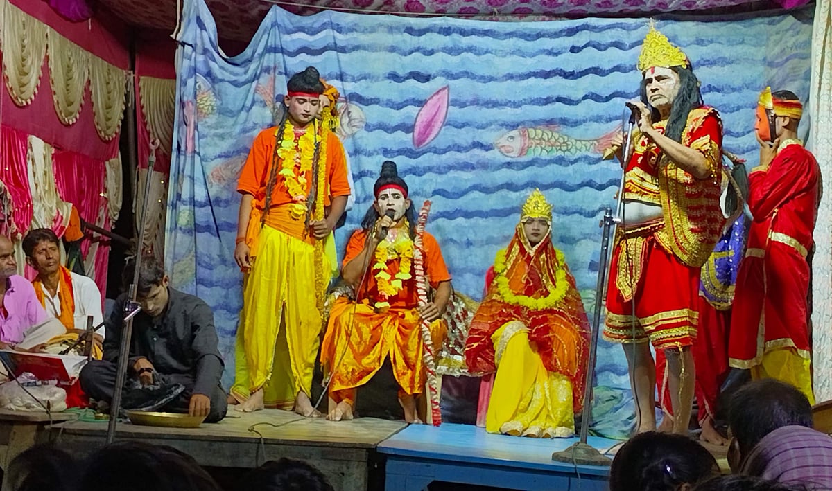 Chandauli News: चारों भाइयों का मिलन देख छलक पड़ीं आंखें