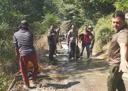 खराहल घाटी के थरमाण संपर्क सड़क को दुरुस्त करने ग्राम वासियों।-संवाद