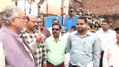 लोहारों वाले चौराहे पर सड़क का निर्माण न होने पर इंजीनियर से नाराजगी जताते वित्त मंत्री सुरेश  