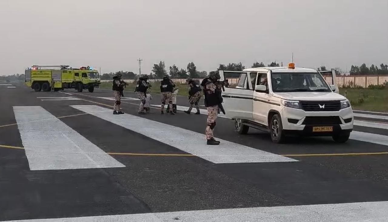 मॉकड्रिल के दौरान हवाई जहाज को बचाने का प्रयास करते सुरक्षाकर्मी।