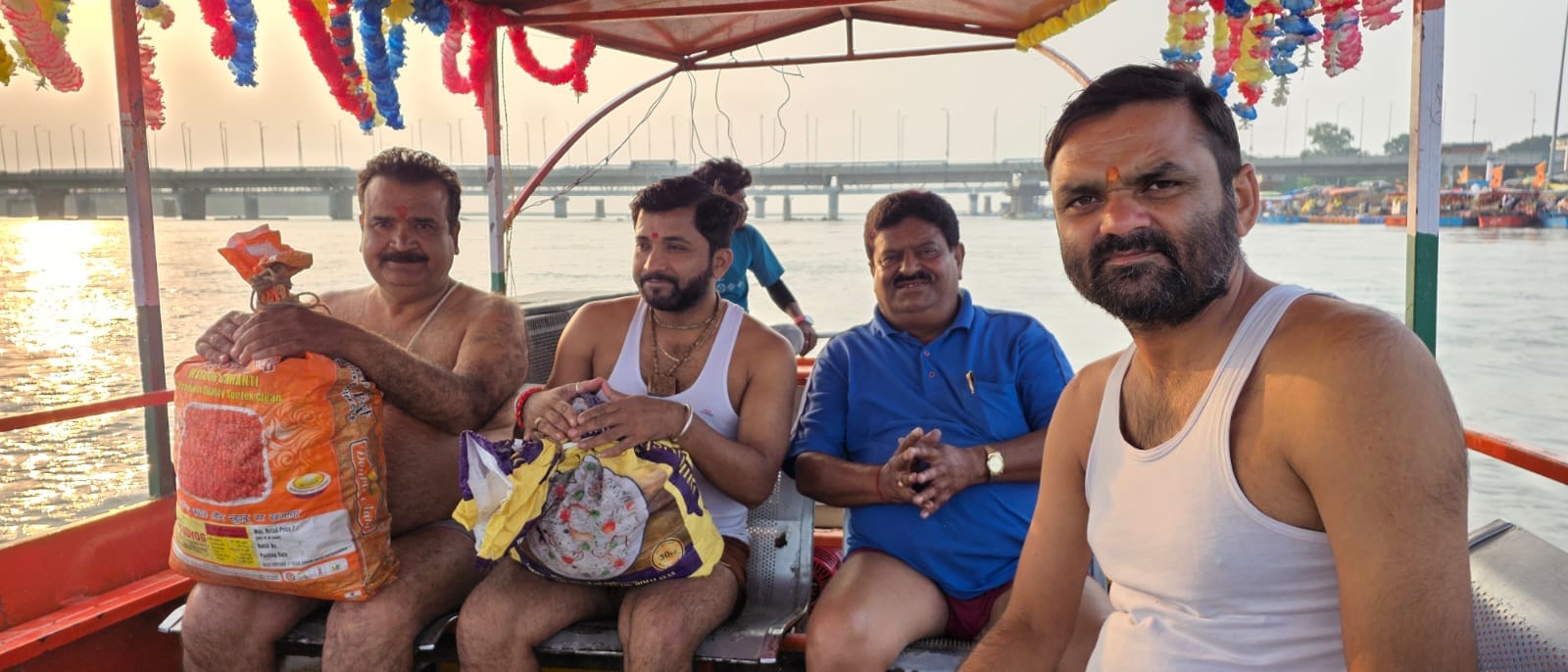 मुक्ति धाम से लावारिस और असहाय दिवंगतों की अस्थियों का विसर्जन बदायूं जिले के  कछला गंगा घाट पर