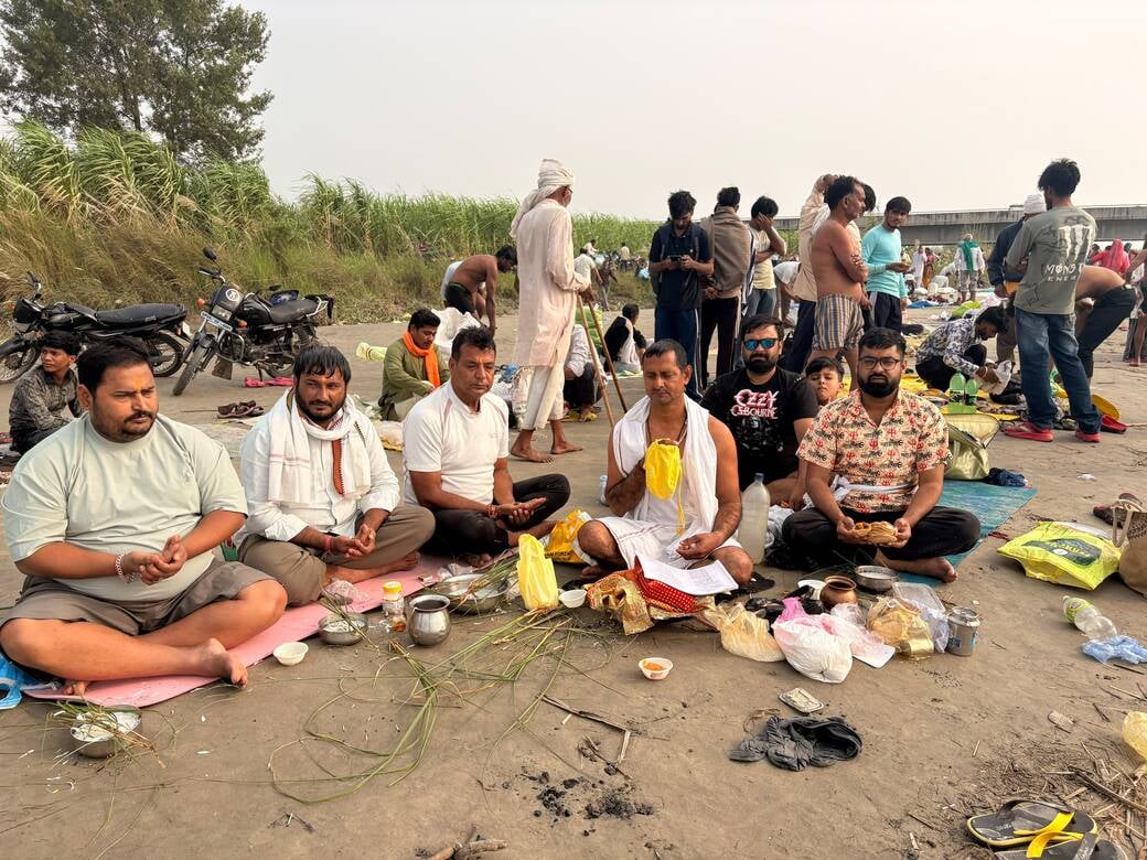 Meerut News: पितृ विसर्जन अमावस्या पर गंगा में लगाई आस्था की डुबकी