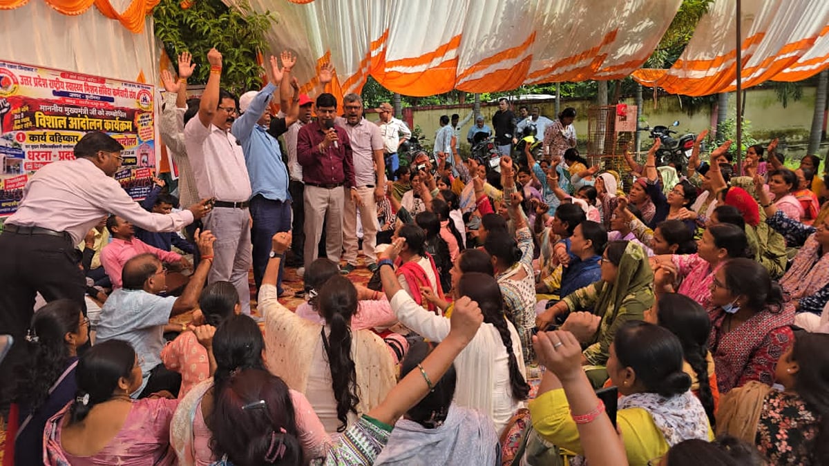 Kushinagar News: एनएचएम संविदा कर्मियों का धरना जारी, कई संगठनों का मिला समर्थन