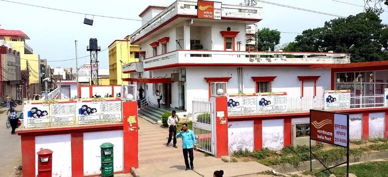 Hathras News: सेवाओं से बनाई पहचान, इंस्टा-स्नैपचैट के दौर में भी डाकघर का जलवा बरकरार
