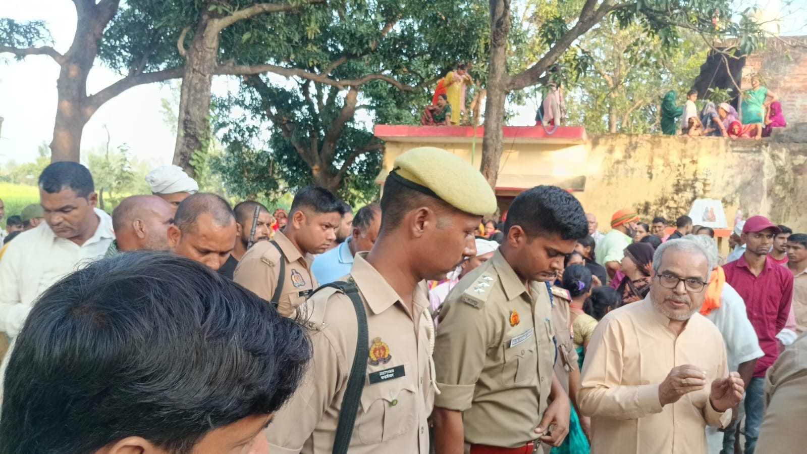 मृतका का शव गांव पहुंचने के बाद बिलखती महिलाएं।