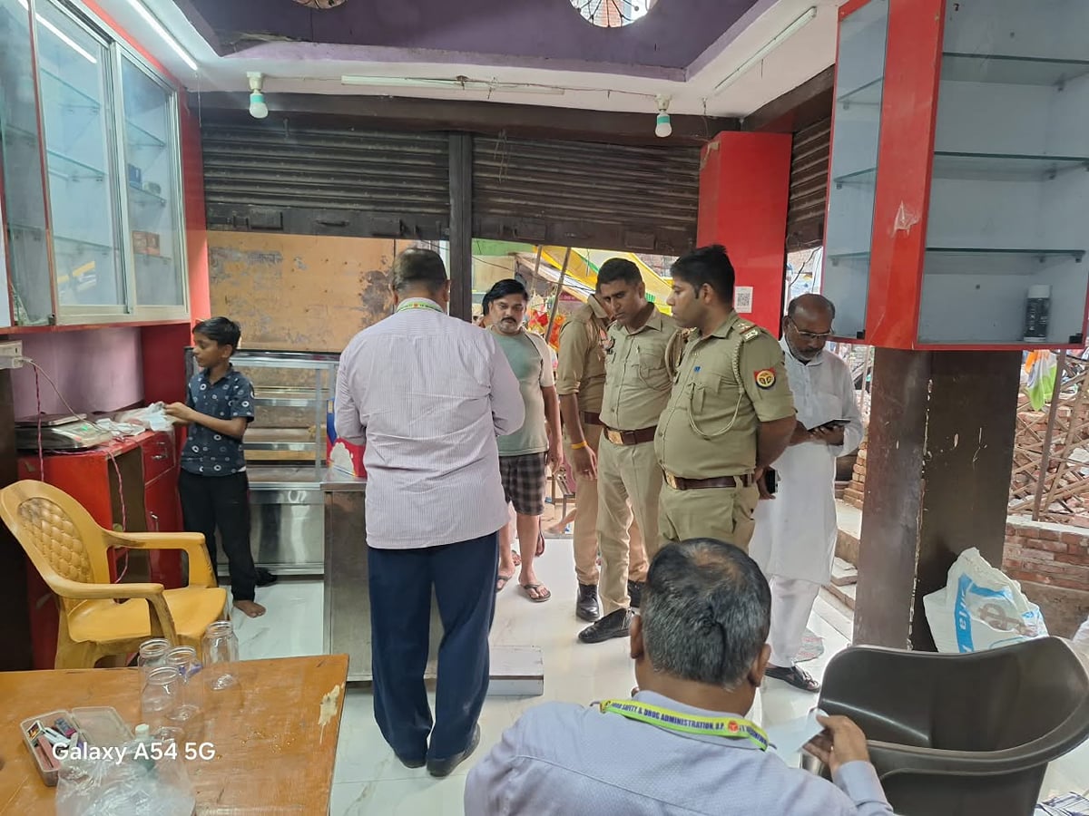 Kaushambi News: मिलावटी मिठाइयों की शिकायत पर छापामारी, छेना-रसगुल्ला के नमूने लिए