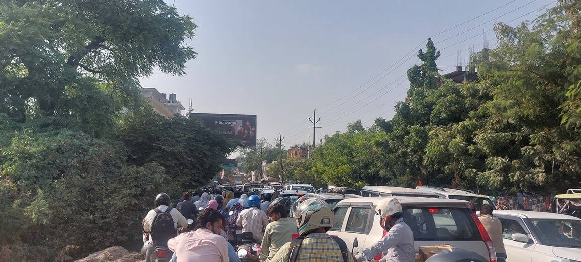 Agra News: मदिया कटरा-दिल्ली गेट रोड पर लापरवाही से लग रहा जाम