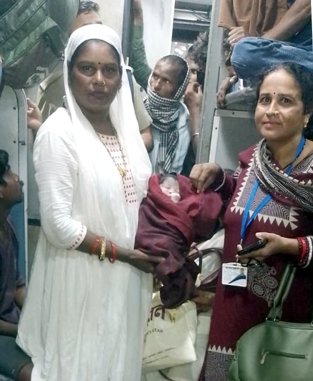 Bijnor News: ट्रेन में गूंजी किलकारी, आशा बहनों ने कराया सुरक्षित प्रसव