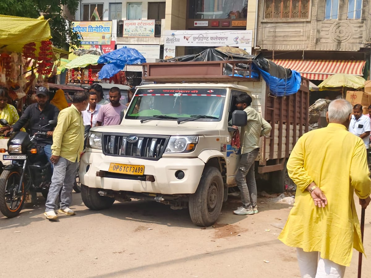 Ballia News: मुख्य बाजार में खोदाई से पानी के पाइप फटे