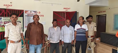 नकली सोना के मुकुट के साथ गिरोह के सदस्य