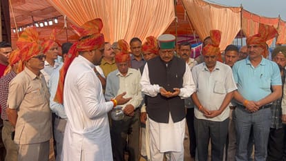 नम्होल में मेले के शुभारंभ पर पूजा अर्चना करते मुख्यातिथि व अन्य। स्रोत: मेला कमेटी