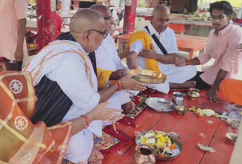 Sitapur News: चतुर्दशी पर नैमिषारण्य में श्रद्धालुओं ने किया पिंडदान और तर्पण
