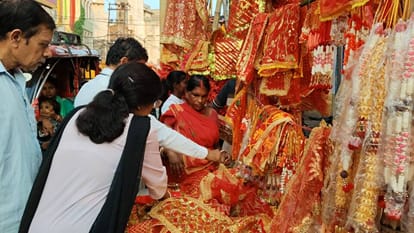 नवरात्रि पर्व को लेकर बाजारों में दिखी चमक।