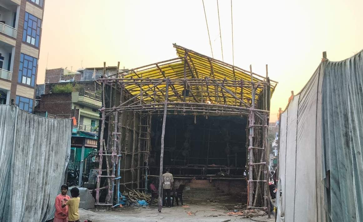 मनमानी : कहीं बिजली के तारों के नीचे तो कहीं संकरी गलियों में बन रहे पूजा पंडाल
