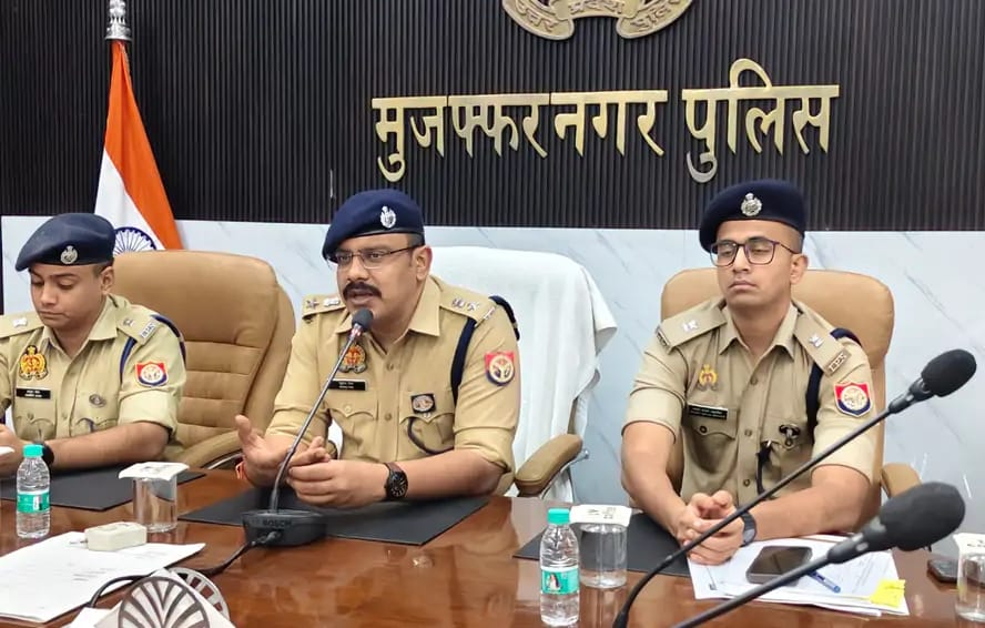 पुलिस लाइन में पत्रकारों से रूबरू होते हैं एसएसपी सूरज कुमार राय। वीडियो ग्रैब