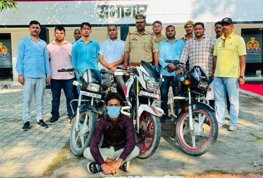 पुलिस लाइन परिसर में चोरी की मोटरसाइकिल के साथ आरोपी। स्रोत विज्ञप्ति