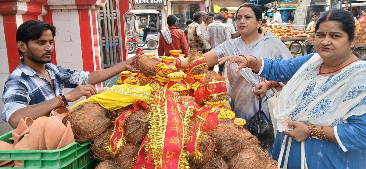 Gonda News: मंदिरों से बाजारों तक नवरात्र की रौनक