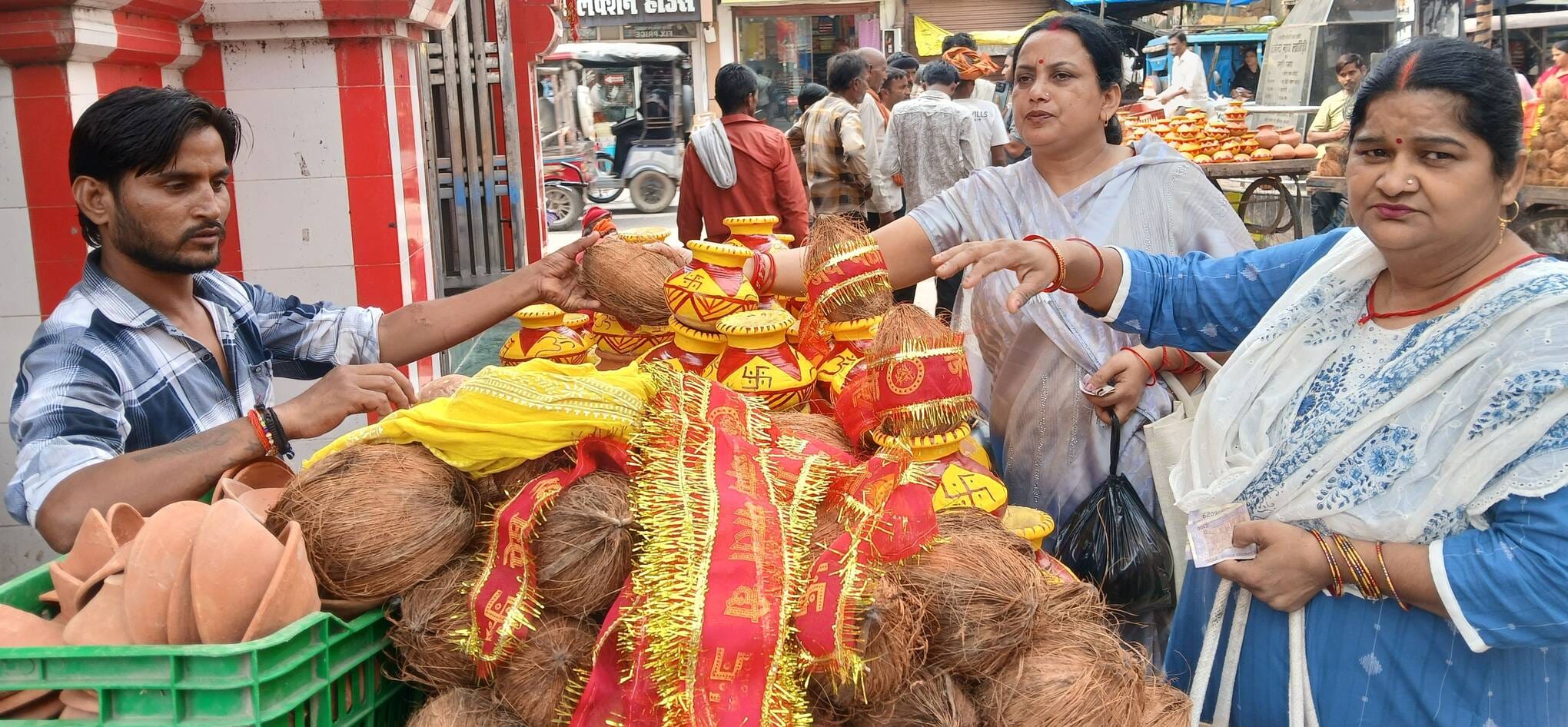 पीपल तिराहे पर कलश व नारियल खरीदतीं महिलाएं। - संवाद