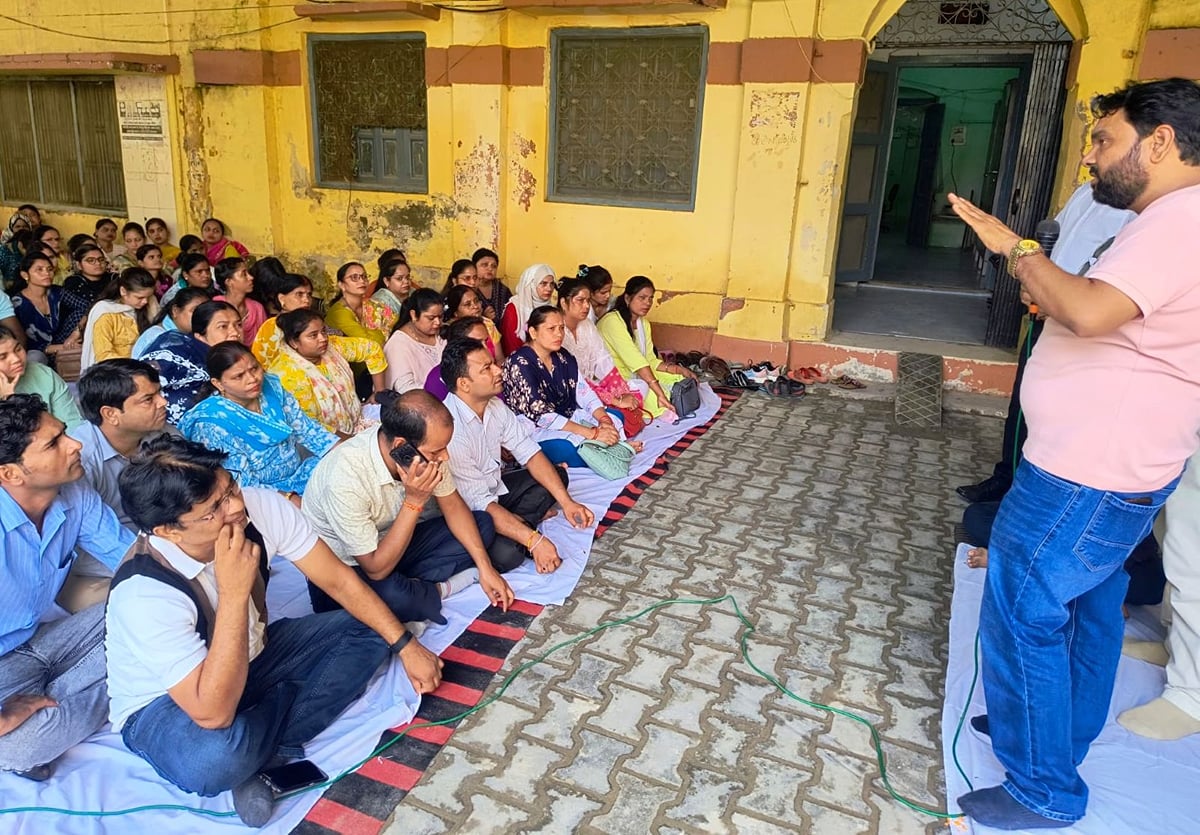 Shahjahanpur News: संविदा स्वास्थ्य कर्मचारियों का धरना, 12 से लखनऊ में आंदोलन की चेतावनी