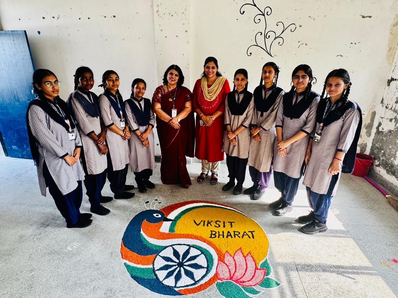 प्रतियोगिता में छात्राओं ने बनाई रंगोली। संवाद