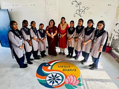 प्रतियोगिता में छात्राओं ने बनाई रंगोली। संवाद