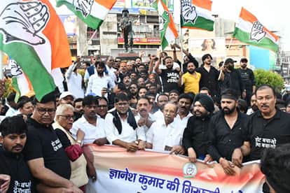 प्रदर्शन करते कांग्रेसी