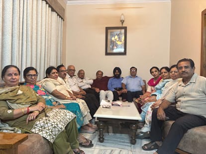परिवार मिलन कार्यक्रम में परिजनों के साथ एसोसिएशन के पदाधिकारी। संगठन
