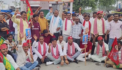 पुवायां के राजीव चौक पर नारेबाजी करते सपा कार्यकर्ता। संवाद