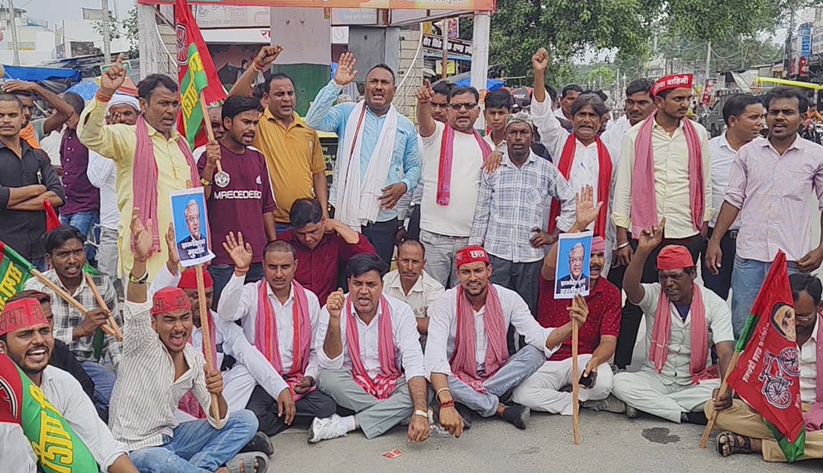 Shahjahanpur News: पुवायां से दिल्ली जा रहे सपाइयों को पुलिस ने रोका