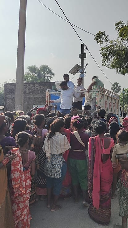 राहत-वितरण के दौरान जुटी बाढ़ पीड़ितों की भीड़।