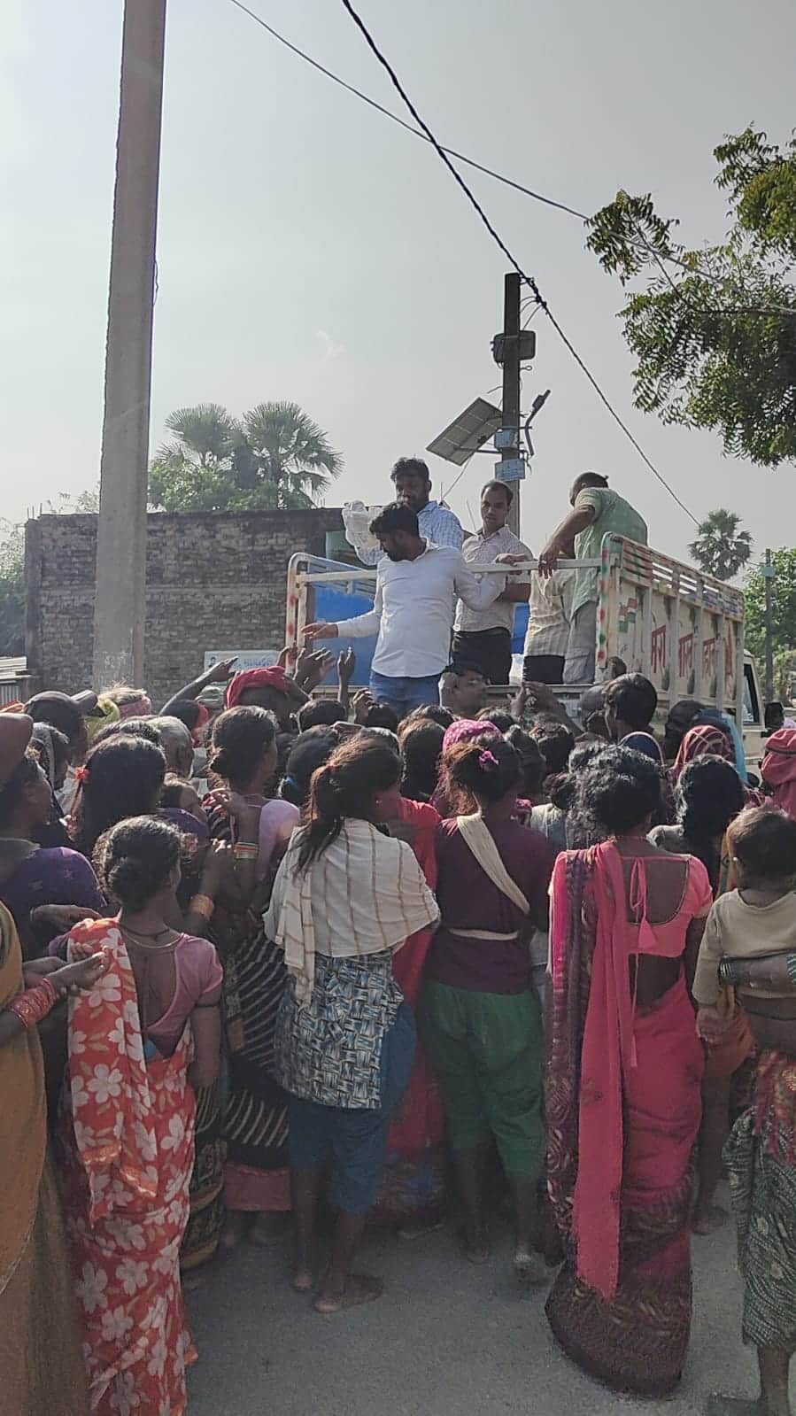 राहत-वितरण के दौरान जुटी बाढ़ पीड़ितों की भीड़।