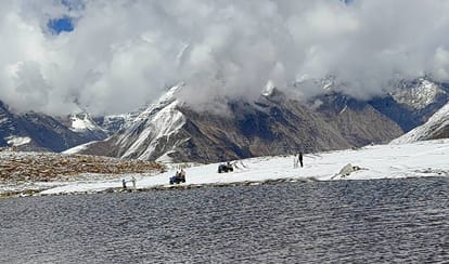 रोहतांग दर्रा पर हुई ताजा बर्फबारी के बाद पहुंचे पर्यटक।-संवाद