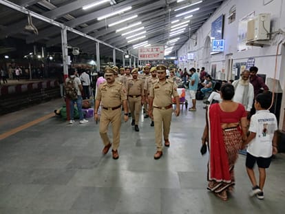 रेलवे स्टेशन पर चेकिंग करते जीआरपी के जवान। स्रोत: रेलवे पुलिस