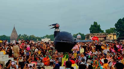 Ramnagar Ramlila Meghnad and Kumbhakarna slain Ravana wails aloud devotees chant praises Lord Rama