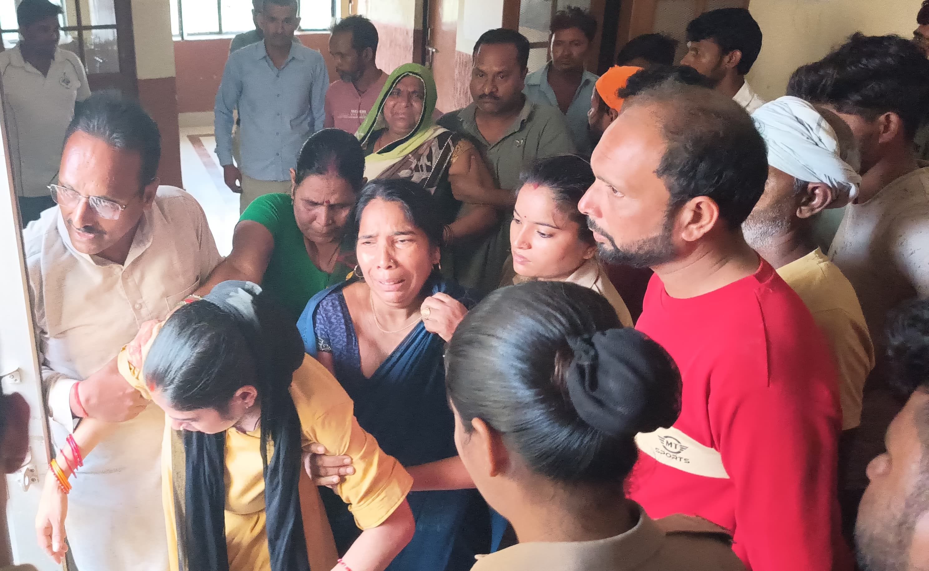 सीएचसी में बिलखती पत्नी जूही, परिजन व ग्रामीण। संवाद
