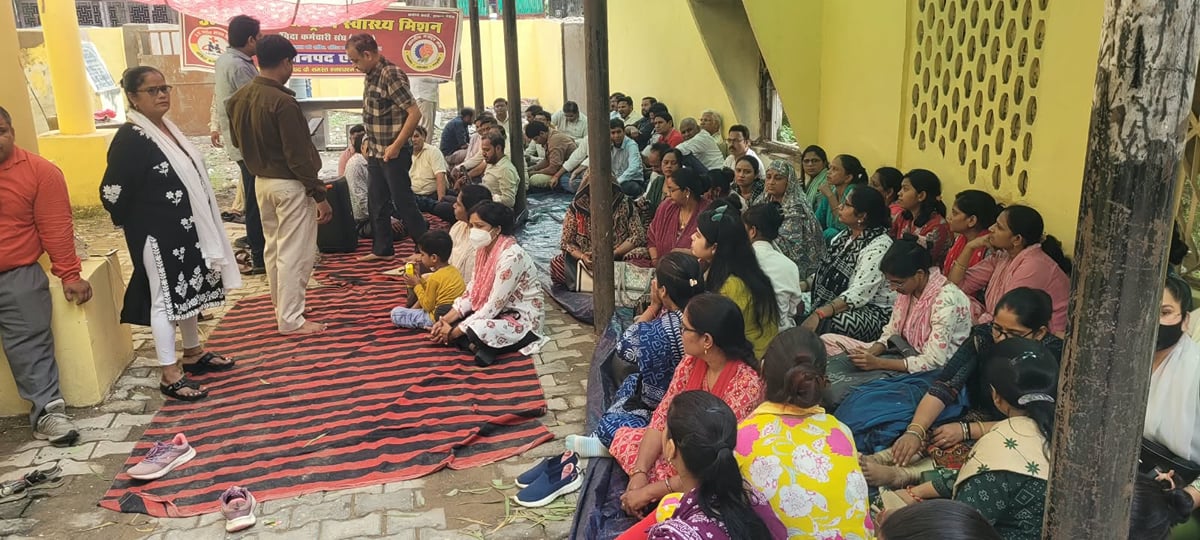 Etah News: कल से लखनऊ में करेंगे 300 एनएचएम संविदा कर्मचारी प्रदर्शन