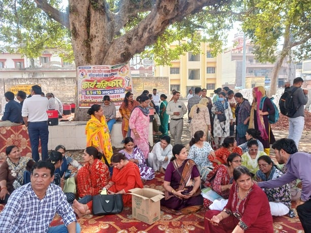 Hathras News: एनएचएम कर्मियों की हड़ताल पर विभाग सख्त, दिया नोटिस