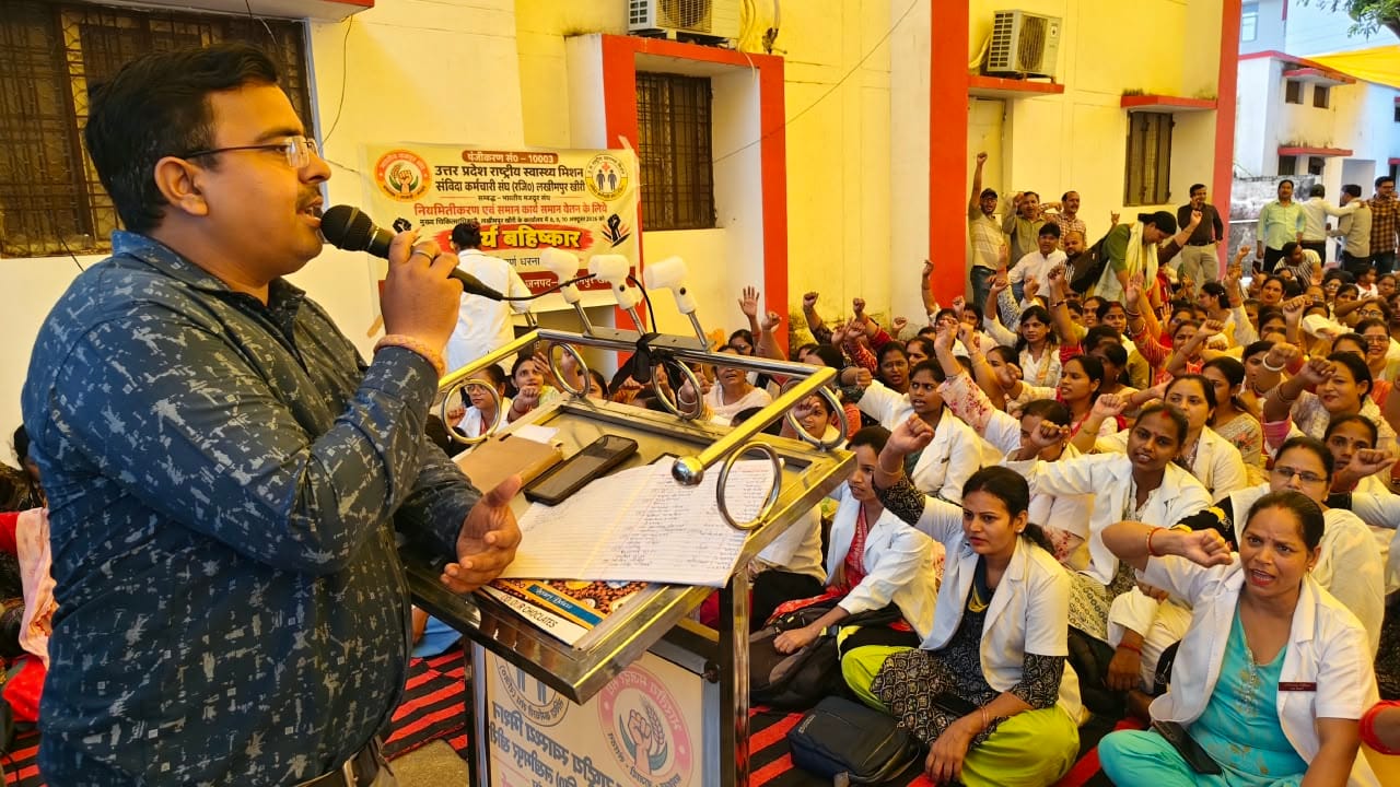 सीएमओ कार्यालय परिसर में धरने पर बैठे संविदाकर्मी। संवाद