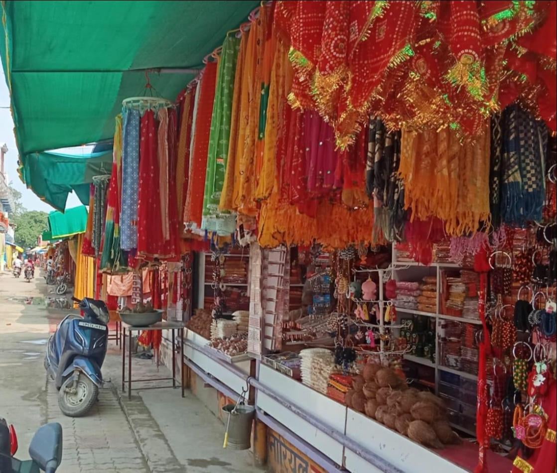 Ballia News: मूर्ति, चुनरी, शृंगार के सामान से सजे बाजार