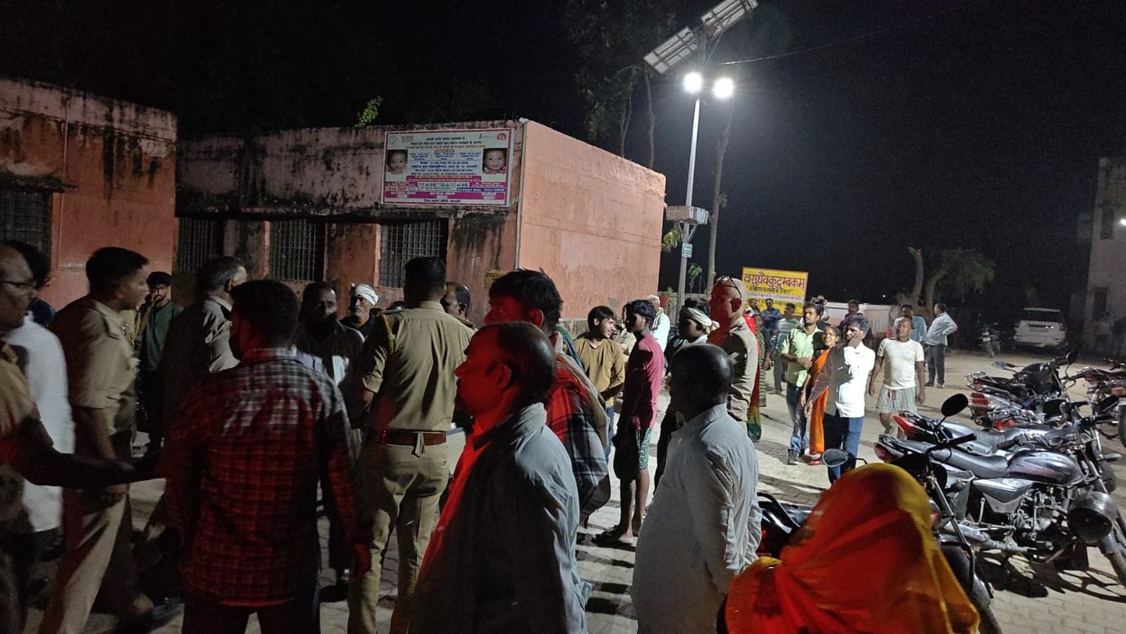  सिकलिक का पुरवा गांव में मारपीट की घटना के बाद सीएचसी में जुटे ग्रामीण।