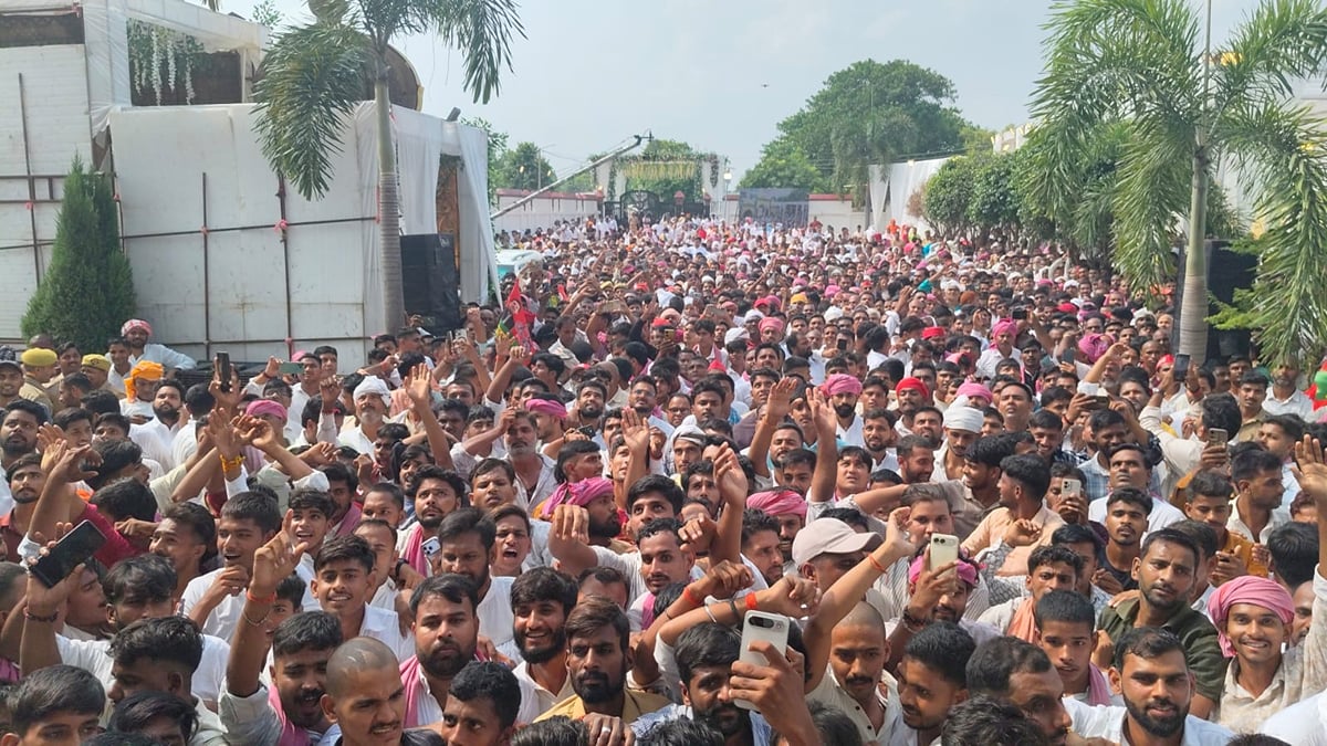 Ballia News: अखिलेश के कार्यक्रम में बेकाबू हुई भीड़, टूटी बैरिकेडिंग