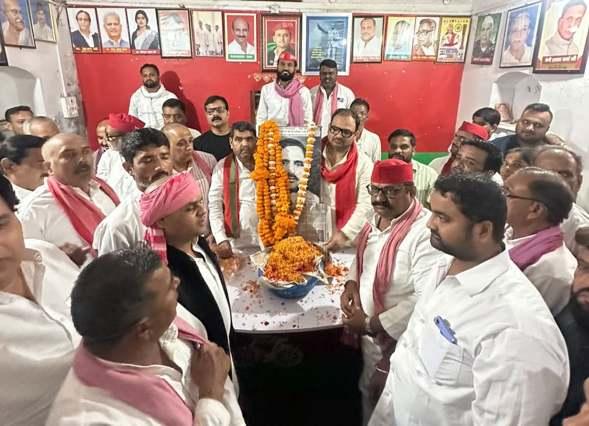 समाजवादी पार्टी कार्यालय में संस्थापक मुलायम सिंह यादव की पुण्यतिथि पर श्रद्धासुमन अर्पित करते