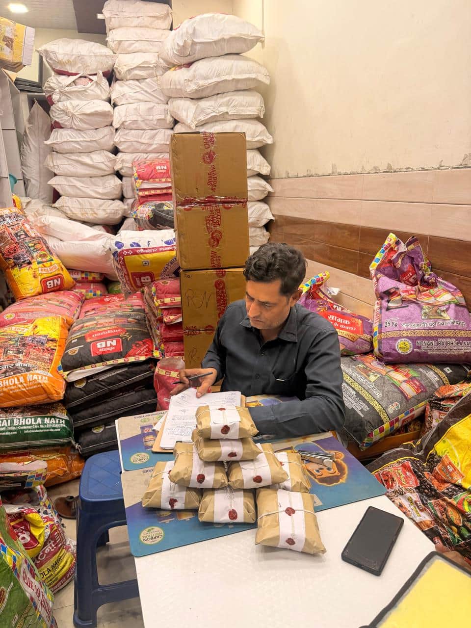 सैंपल लेते खाद्य सुरक्षा अधिकारी डॉ. संदीप कुमार। स्त्रोत: विभाग