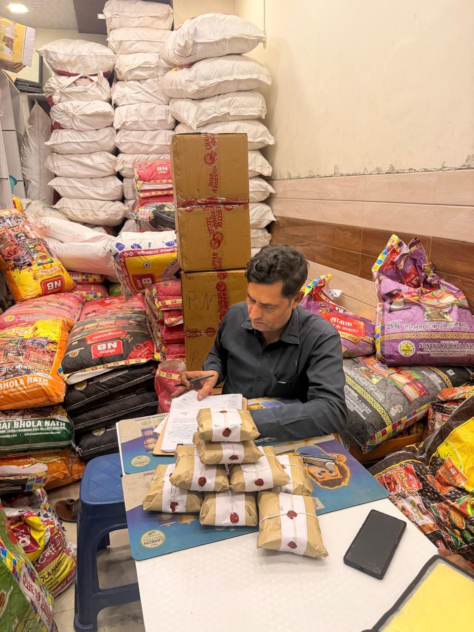 सैंपल लेते खाद्य सुरक्षा अधिकारी डॉ. संदीप कुमार। स्त्रोत: विभाग