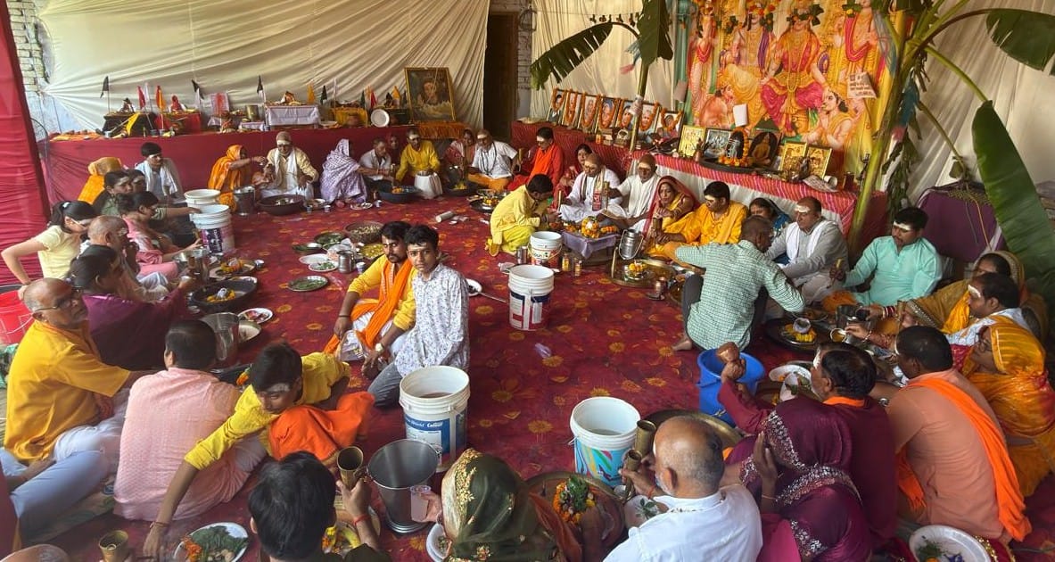 सिरौलीगौसपुर के खजूरिहा मेंसामूहिक शिवार्चन करते लोग।
