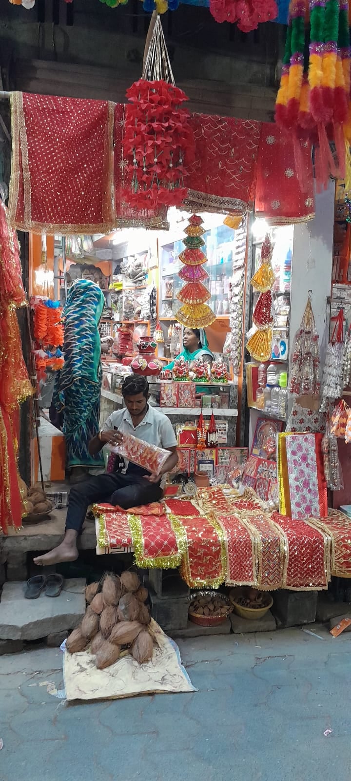 Kaushambi News: नवरात्र...चुनरी, नारियल ,देवी के शृंगार सामग्री से सजे बाजार