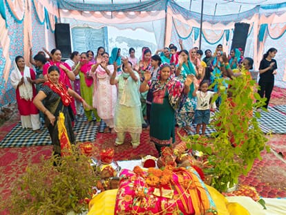सत्संग में भजनों पर नाचती महिलाएं। स्रोत : स्वयं