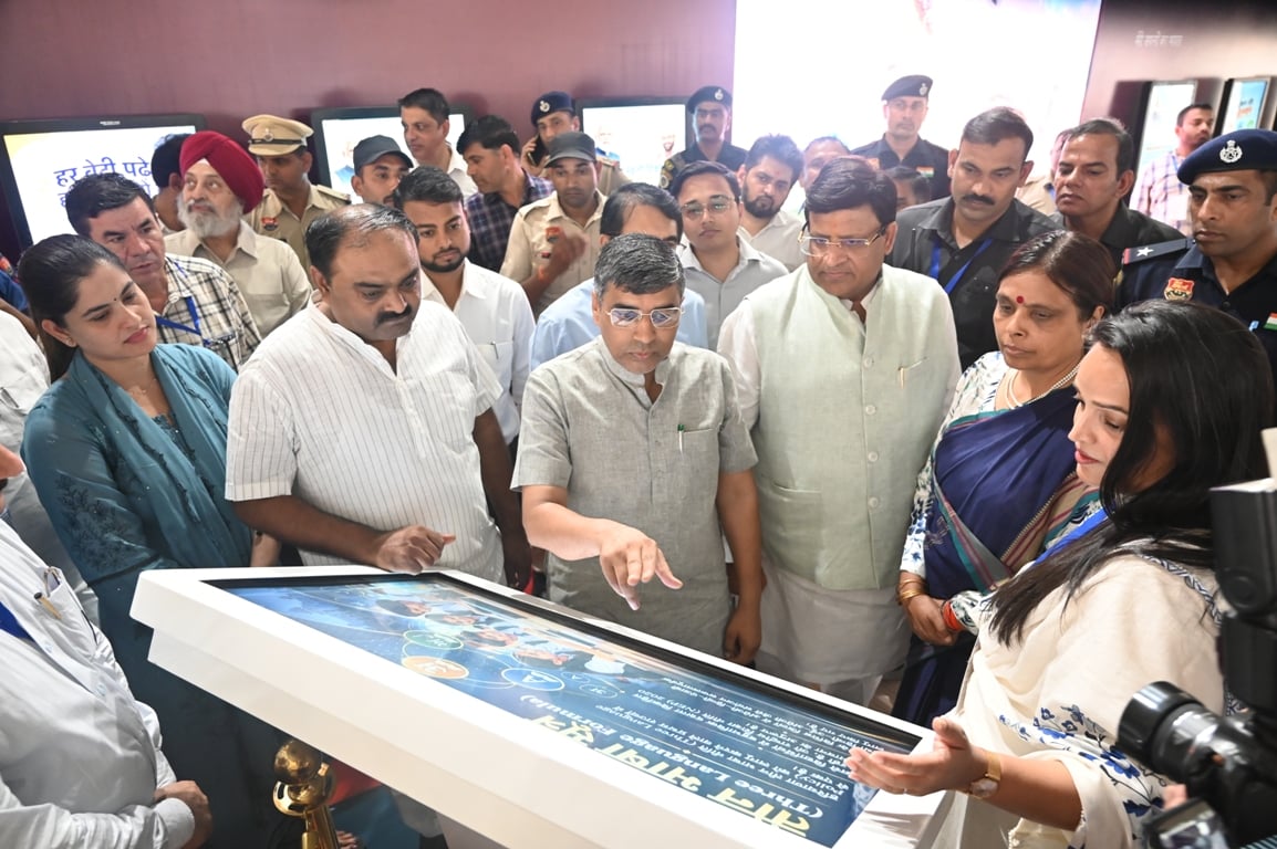 सेवा संकल्प अभियान के अंतर्गत राज्य स्तरीय कार्यक्रम में मॉडल देखते शिक्षा मंत्री महीपाल ढांड