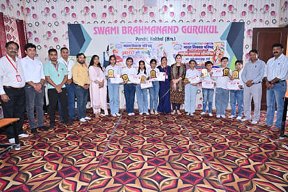 स्वामी ब्रह्मानंद गुरुकुल में प्रतियोगिता के दौरान विद्यार्थी। विज्ञप्ति
