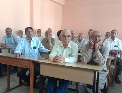 सेवानिवृत्त शिक्षक संघ पांवटा साहिब इकाई की बैठक में भाग लेते पदाधिकारी व सदस्य। संवाद
